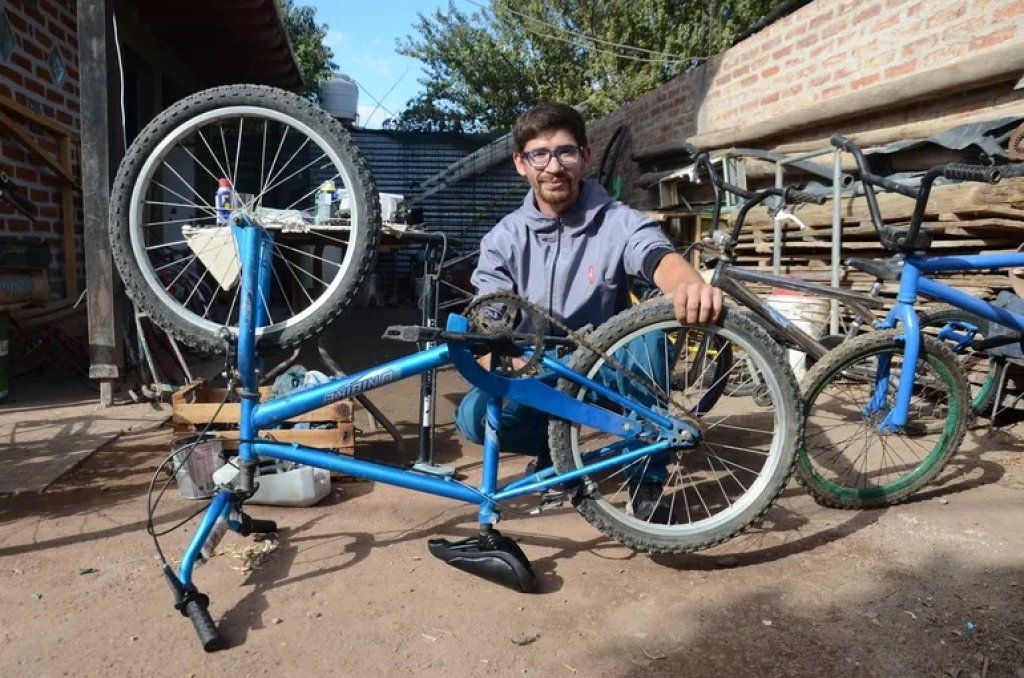 Neuquén solidaria: repara bicicletas para donarlas a chicos que las necesitan