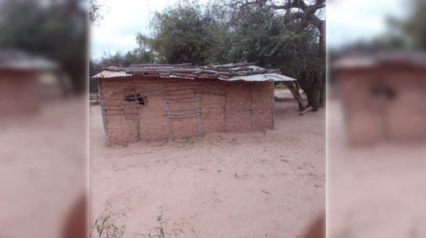 Alumnos wichí de Formosa estudian en una escuela sin piso, ventanas, ni calefacción