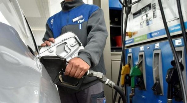 Un transportista esperó 7 horas para cargar gasoil y con sobreprecio