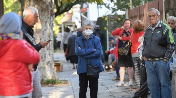 Dos jubilados salen a recolectar latas para llegar a fin de mes
