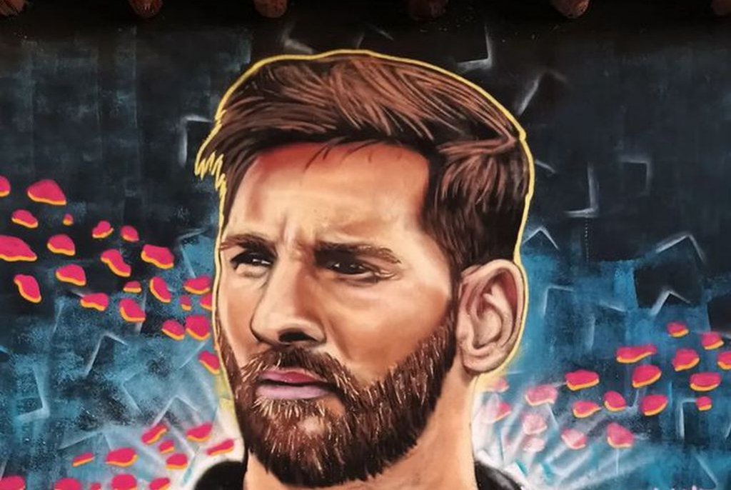 Tano Motta, el artista mendocino que pinta con realismo en las calles y rendirá homenaje con un tremendo mural a Messi y Maradona
