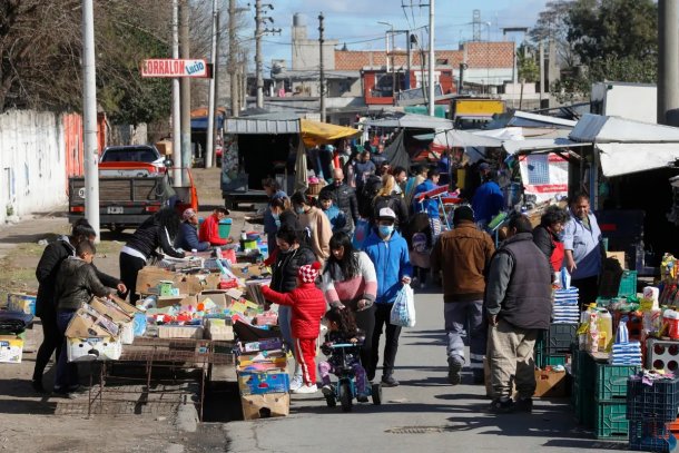 "Salir a truequear": como en 2001, las familias canjean ropa por comida