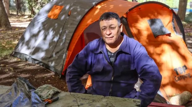 Miguel López, sin trabajo y separado no tiene lugar donde vivir: “Vivo viajando y duermo en estaciones de servicio o en paradas de colectivo”