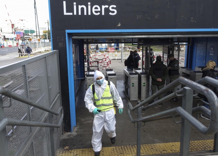 Trenes: habrá servicios de colectivos mientras esté parado el Sarmiento por casos de coronavirus