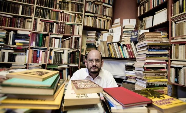 De ser amigo del hermano a mecenas de un premio nobel