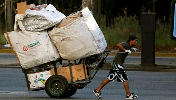 Retrato de la crisis: Tuvo que dejar el secundario para salir a cartonear.