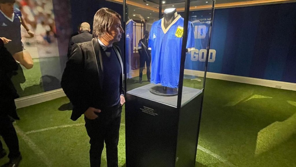 ¿Dónde se exhibirá? Confirman que la camiseta original de Maradona en la final del 86 regresará a Argentina